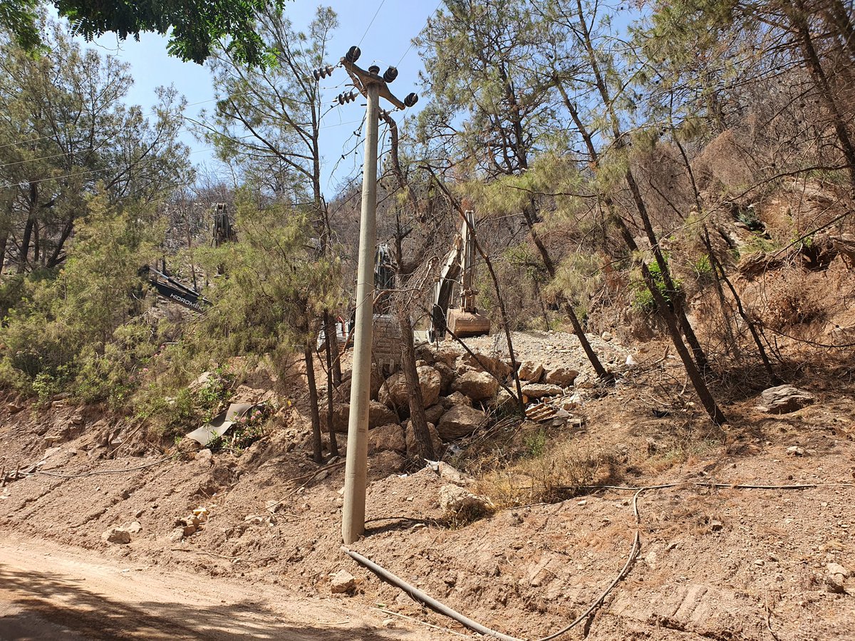 bahadir_ozgur1's tweet photo. Bugün Marmaris Kent Konseyi ile Sinpaş'ın inşaatını gezdik. Yaratılan tahribatın eşi yok. Koy tamamen bitirilmiş; denizin dibine 9 katlı devasa bir enkaz dikilmiş. Diğer koylara devasa bir yol açmak için Milli Park'taki dağı traşlıyorlar İktidarı muhalefeti bu yıkımı izliyor. https://t.co/mp4XNlscjL