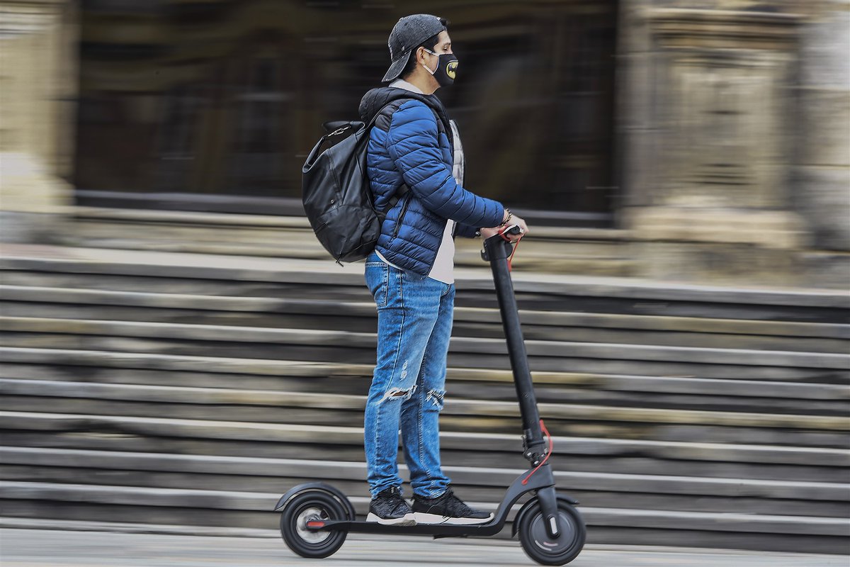 fietsprofessor's tweet image. One of these vehicles is considered so dangerous that it has to have an enforced speed limiter.

The other one is a SUV.