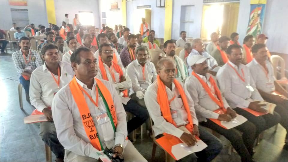 Eatala_Rajender's tweet photo. జమ్మికుంట : శ్రీ విద్యారణ్య ఆవాస గురుకుల విద్యాలయంలో ఏర్పాటు చేసిన భారతీయ జనతా పార్టీ కరీంనగర్ జిల్లా మండల ప్రశిక్షణ శిబిరంకు హాజరై ప్రసంగించడం జరిగింది. https://t.co/5ucdzhtT3T
