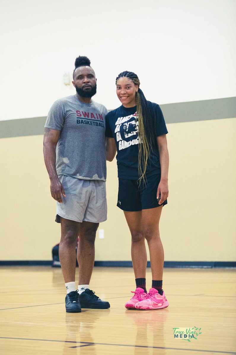 2022 NCAA National Champion @vsaxton25 and @GamecockWBB Owning her moment with Swain himself. When i work with my clients i maximize their skill set and then add on to their skill set. #swainbasketball #ownyourmoment #secwomensbasketball #underamour