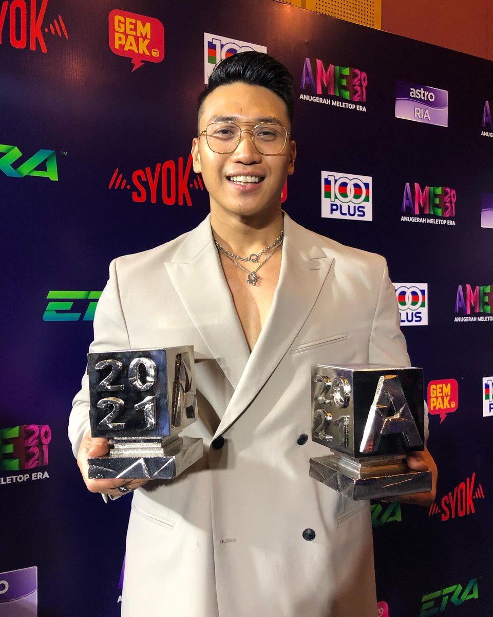 myrnanewss's tweet photo. #RNANEWS #RNASELEBSTYLE @ikhwanlee94 @shihazikir pemenang TOP TOP MELETOP GRUP/DUO. Tahniah! ✨ #AME2021 #TetibaAME2021 #YangFreshYangLegend https://t.co/FgMkfepU8W