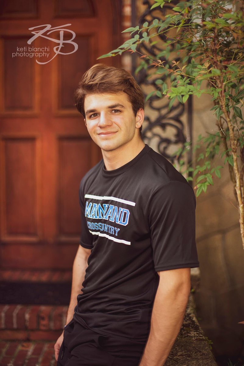 kashort5's tweet photo. My gorgeous boy! Thank you Keti Bianchi Photography, these came out beautiful. 😊🎓💙💛🧡💙🎉🎉🎉 #seniors2022 #BPND #UFbound https://t.co/2ZyuyDmWFs