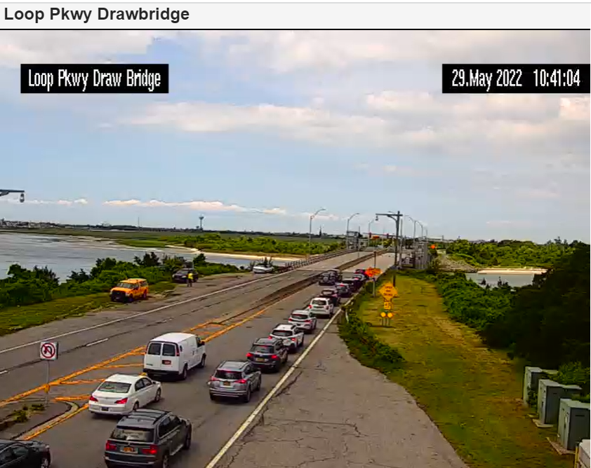 wcbs880traffic's tweet photo. Loop Parkway traffic being held at the draw bridge. #LoopParkway #NassauCounty @wcbs880 https://t.co/IO0RPfSSgZ