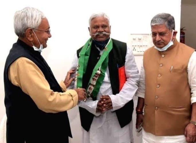 WithRJha's tweet photo. झारखंड प्रदेश जद (यू) के अध्यक्ष एवं पूर्व विधायक श्री खीरु महतो जी को पार्टी द्वारा राज्यसभा उम्मीदवार बनाये जाने पर बधाई एवं शुभकामनाएं तथा इस निर्णय के लिए माननीय मुख्यमंत्री श्री @NitishKumar जी तथा राष्ट्रीय अध्यक्ष श्री @LalanSingh_1 जी का ह्रदय से आभार ! https://t.co/DHjXqycxNn