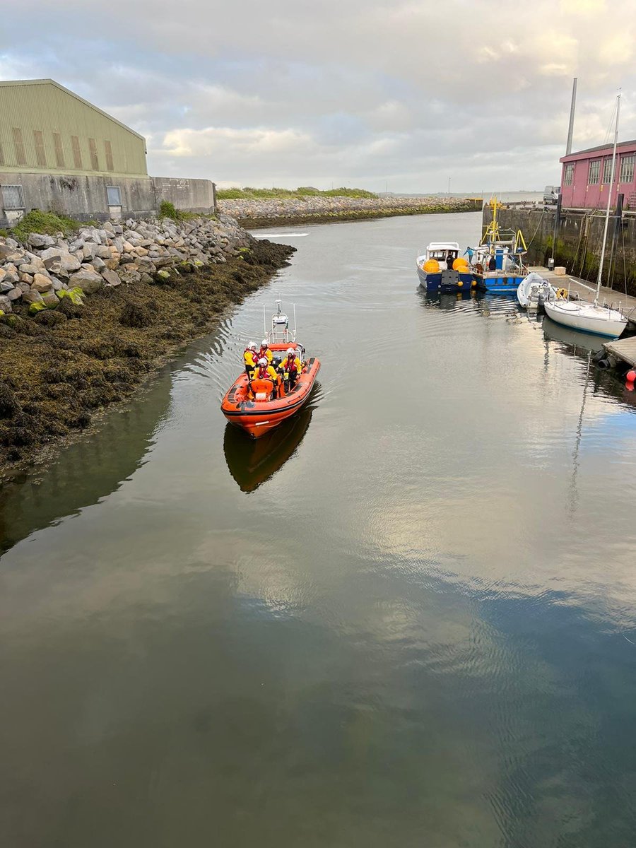 GalwayLifeboat's tweet photo. SHOUT! Sunday 29th May 14:53
Galway Lifeboat was tasked at 14h53 this afternoon to a pleasure boat with 6 persons on board that had suffered engine failure south of Mutton Island, 2 miles from Galway Docks. 1/3 https://t.co/SFDjRUVJyg