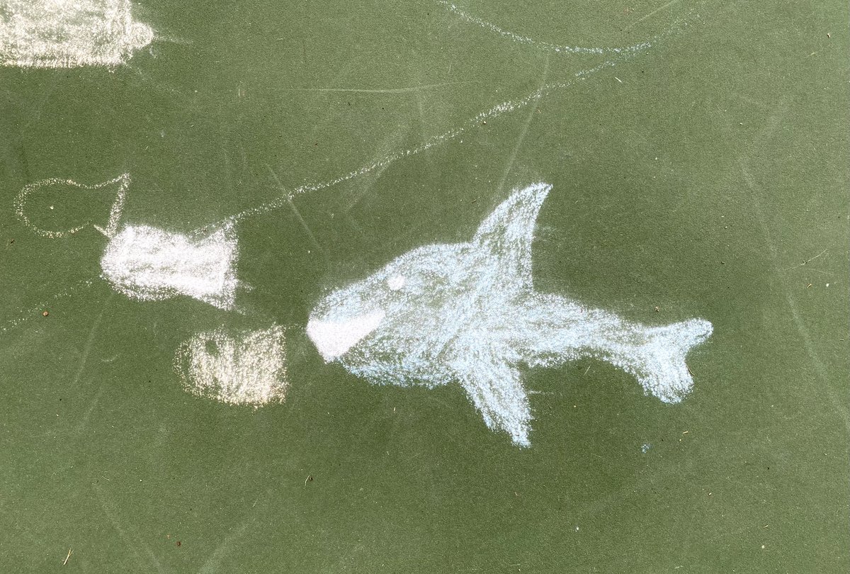 运动场上的粉笔画
毕加索说：我一生都在学习像孩子一样画画
而我，愿用一生学习像孩子一样生活