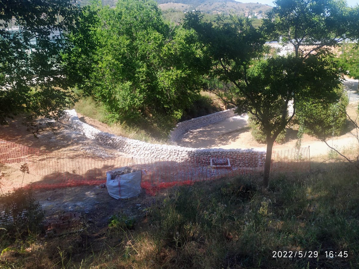 ParcOreneta's tweet photo. Les obres de BIMSA i Parcs i Jardins al Parc de l'Oreneta continuen malmentent aquest espai forestal.
A la muntanya no li calen murets de ciment i pedres, ni camins pavimentats!
#salvemloreneta
#AjuntamentContraElVerd https://t.co/mhoY33CgHP