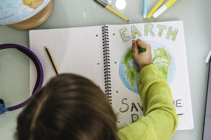 Parents/guardians/teachers have the important job of educating youth on the realities of climate change & what that means for their future. Consider these six important factors when deciding how best to approach the subject:bit.ly/3uZGRUz 
#ClimateCrisis #ClimateDistress