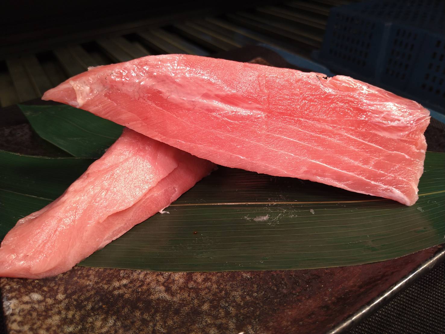 大宮市場 一八 カネフジ 天然 バチマグロ 希少部位 ツノトロ 脳天 頭肉 刺身用 2 3枚 約350g 合計 350ｇ 2 4枚 天然バチマグロの希少部位であるツノトロをお刺身用でご用意いたしました こちらで購入できます 楽天 T Co 8zoxznk6pm