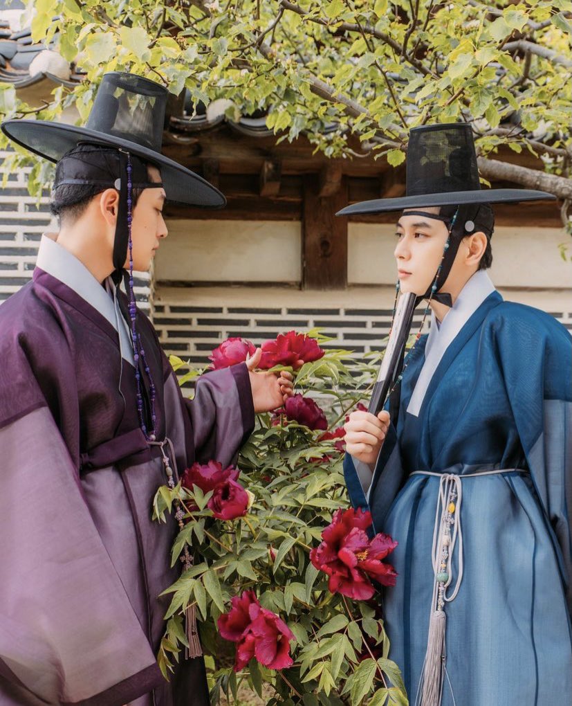 KoreanHaNNyEo's tweet photo. 아랑한복 남성 트윈스냅
분위기가 개미쳤고 남성 한복 구성요소가 예쁘게 잘 나왔음
갓, 망건, 갓끈, 도포, 철릭, 세조대(술띠), 행전, 혜(신발) •••
#한복 #hanbok #韓服 🇰🇷 https://t.co/jfSepKEyWP