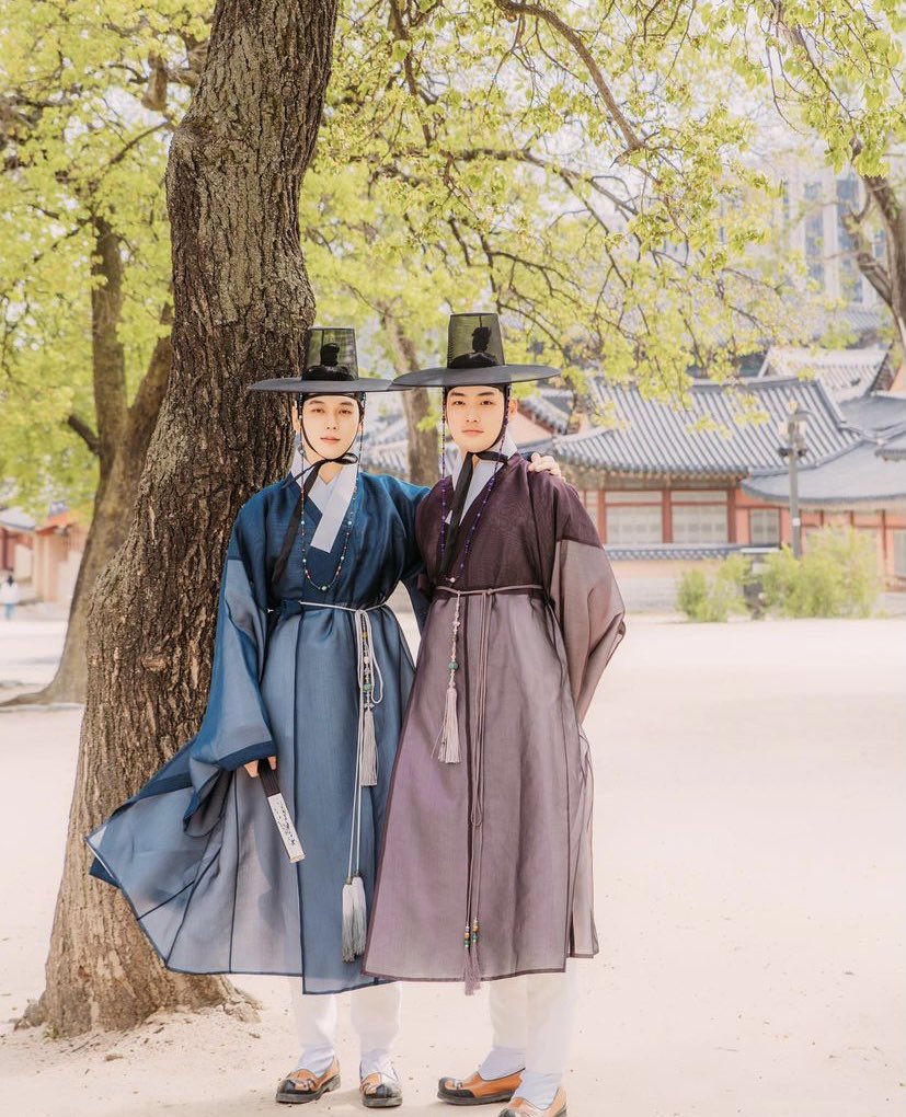 KoreanHaNNyEo's tweet photo. 아랑한복 남성 트윈스냅
분위기가 개미쳤고 남성 한복 구성요소가 예쁘게 잘 나왔음
갓, 망건, 갓끈, 도포, 철릭, 세조대(술띠), 행전, 혜(신발) •••
#한복 #hanbok #韓服 🇰🇷 https://t.co/jfSepKEyWP