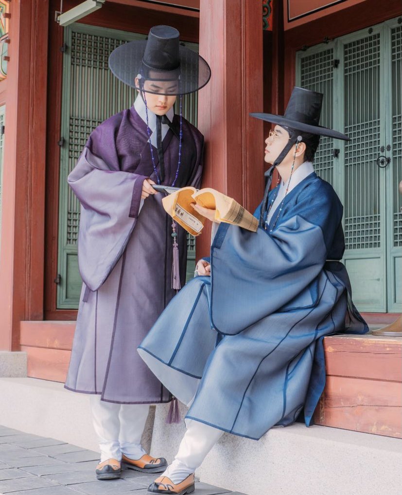 KoreanHaNNyEo's tweet photo. 아랑한복 남성 트윈스냅
분위기가 개미쳤고 남성 한복 구성요소가 예쁘게 잘 나왔음
갓, 망건, 갓끈, 도포, 철릭, 세조대(술띠), 행전, 혜(신발) •••
#한복 #hanbok #韓服 🇰🇷 https://t.co/jfSepKEyWP