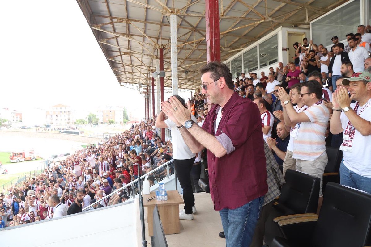 tolgatosunav's tweet photo. Öyle güzelsin,öyle büyüksün ki şanlı Bandırmaspor her saniyesi büyük bir heyecanla geçen rövanş maçında Eyüpspor’u 3-0 gibi net skorla yenerek istediğimizi aldık.
Bizlere destek vermek için tribünlerimize gelen Belediye Başkanlarımıza ve Milletvekillerimize çok teşekkür ediyorum. https://t.co/pRjOzIoI3n