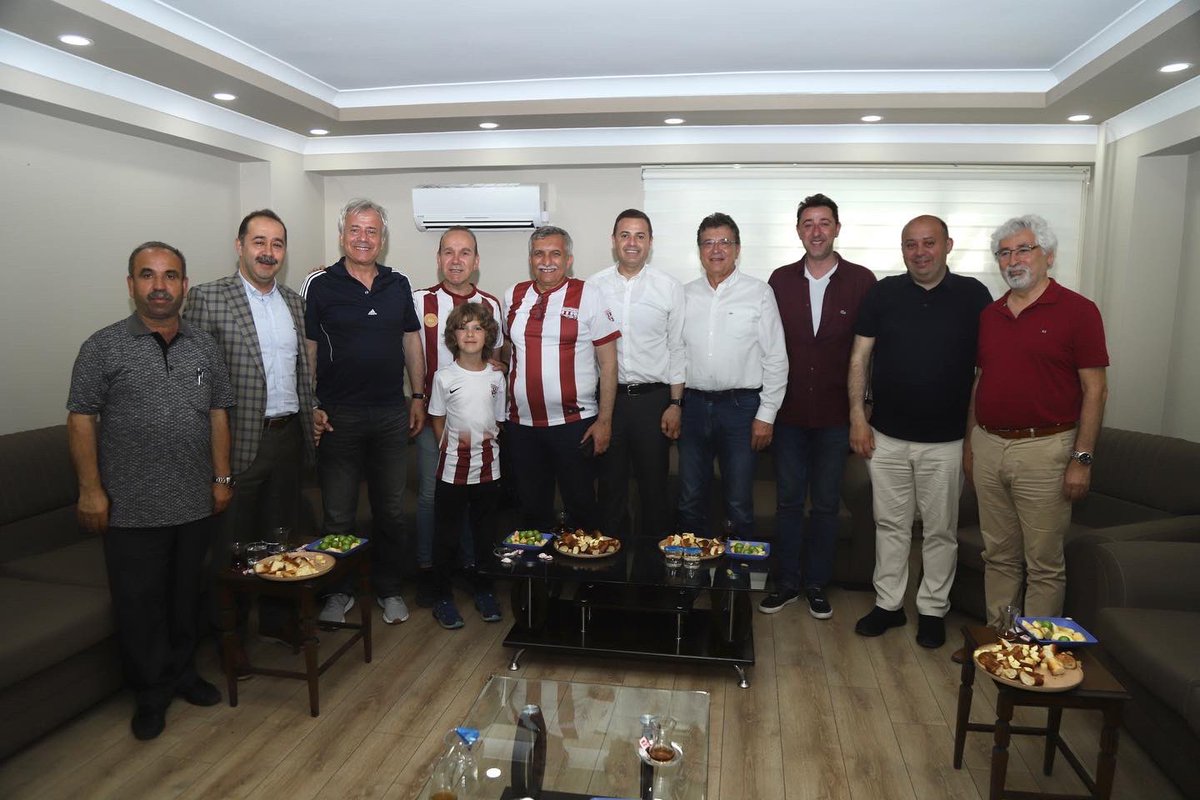 tolgatosunav's tweet photo. Öyle güzelsin,öyle büyüksün ki şanlı Bandırmaspor her saniyesi büyük bir heyecanla geçen rövanş maçında Eyüpspor’u 3-0 gibi net skorla yenerek istediğimizi aldık.
Bizlere destek vermek için tribünlerimize gelen Belediye Başkanlarımıza ve Milletvekillerimize çok teşekkür ediyorum. https://t.co/pRjOzIoI3n