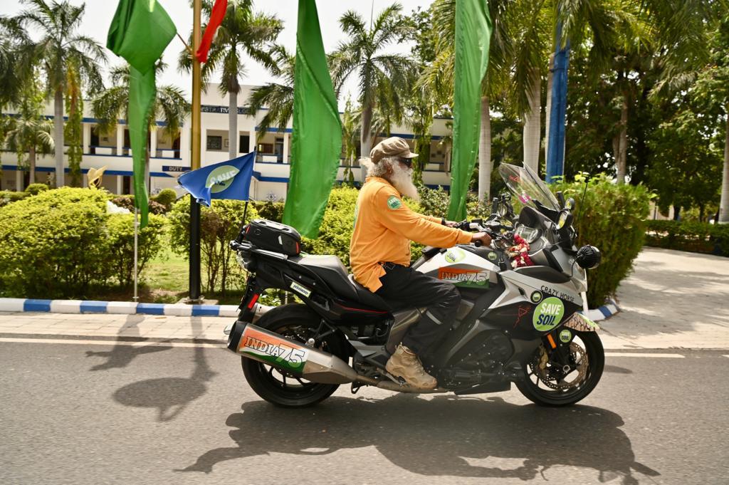 cpsavesoil's tweet photo. .@SadhguruJV arrives at the Jamnagar port to a festive welcome. Then he is back on his steed, relentless and unstoppable, to #SaveSoil.
#BharatWelcomesSadhguru https://t.co/5PY5WL2dy9
