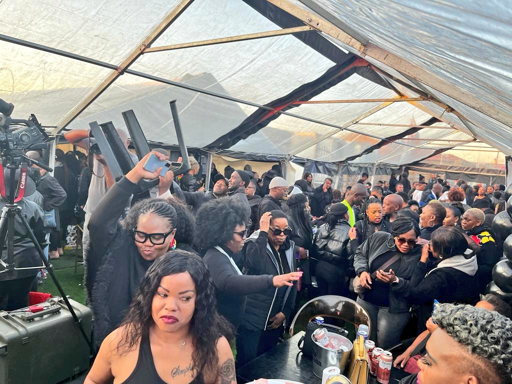 jozifm's tweet photo. Ziyawa #EZolaPubAndGrill Ukuphi?
#AllBlack #BlackByPopularDemand  #Party4Life #PartyWithAPurpose  MM https://t.co/X67hvmSlWQ