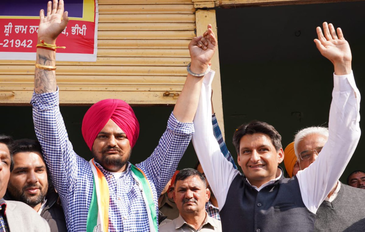भाई सोचा न था, तुझ को इतनी जल्दी ये ज़ालिम दुनिया हम से छीन लेगी…अभी तो बहुत उड़ान बाक़ी थी.

राज्य की संवेदनशीलता समझे बिना पंजाब सरकार ने सिर्फ अपनी छवि चमकाने व सस्ती राजनीति के लिए कल उनकी सुरक्षा छीन ली थी।

सिद्धू भाई बनावटी-दिखावटी राजनीति की भेंट चढ़ गए।
#sidhumoosewala