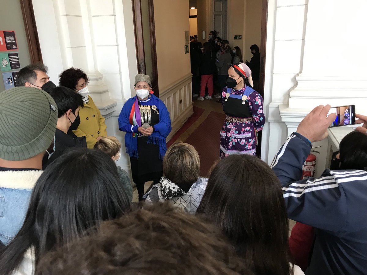 veglia_juan's tweet photo. ⁦@ElisaLoncon⁩ y su equipo dan la bienvenida a los visitantes a la sede de ⁦@convencioncl⁩ este soleado #DíaDeLosPatrimonios https://t.co/jRX3yIG37H