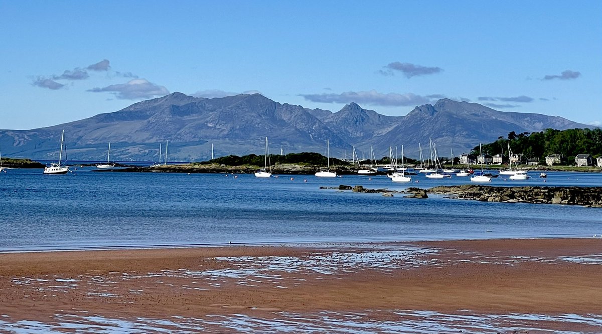 michelemccolm's tweet photo. Cumbrae and Arran looking stunning today #ThePhotoHour https://t.co/xuQWCcncEf