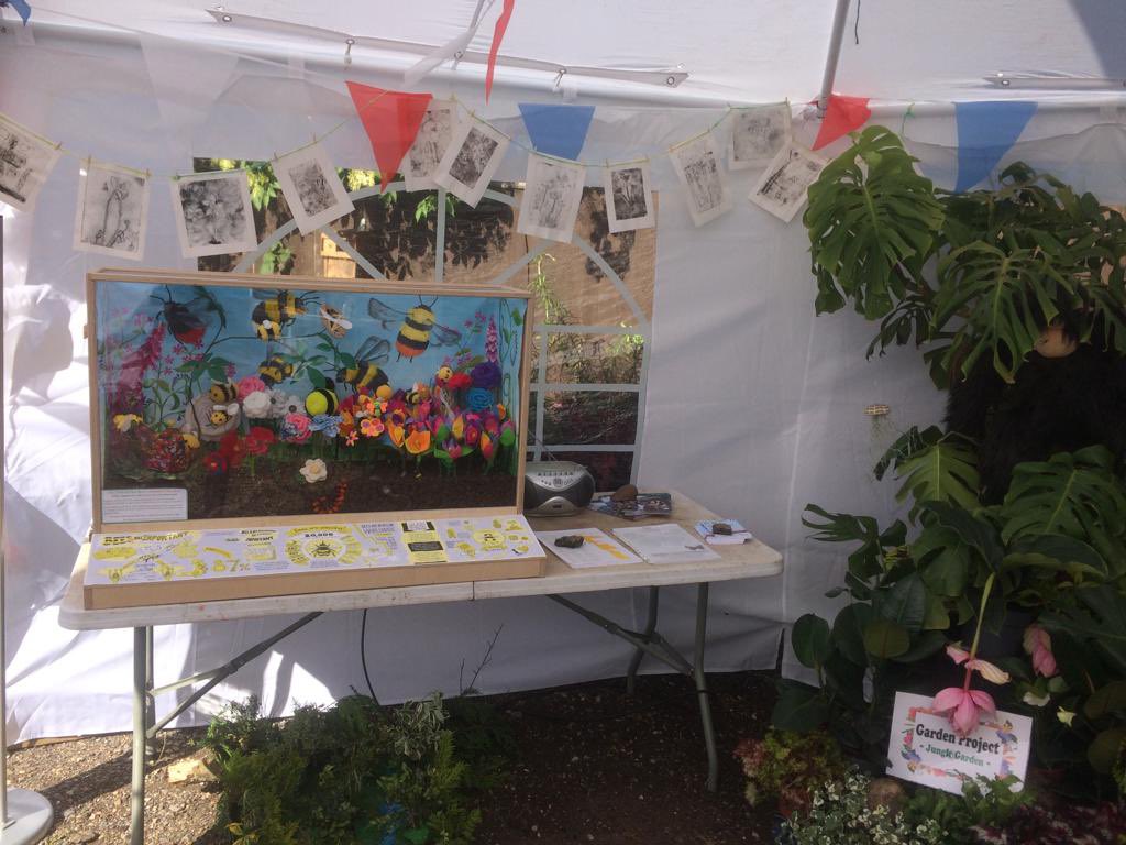 OxfordPlanBee's tweet photo. Having a great time at Cutteslowe Park, come visit! Thanks to @OxResServ’s Public Engagement with Research Seed Fund https://t.co/T86PWeCvqp