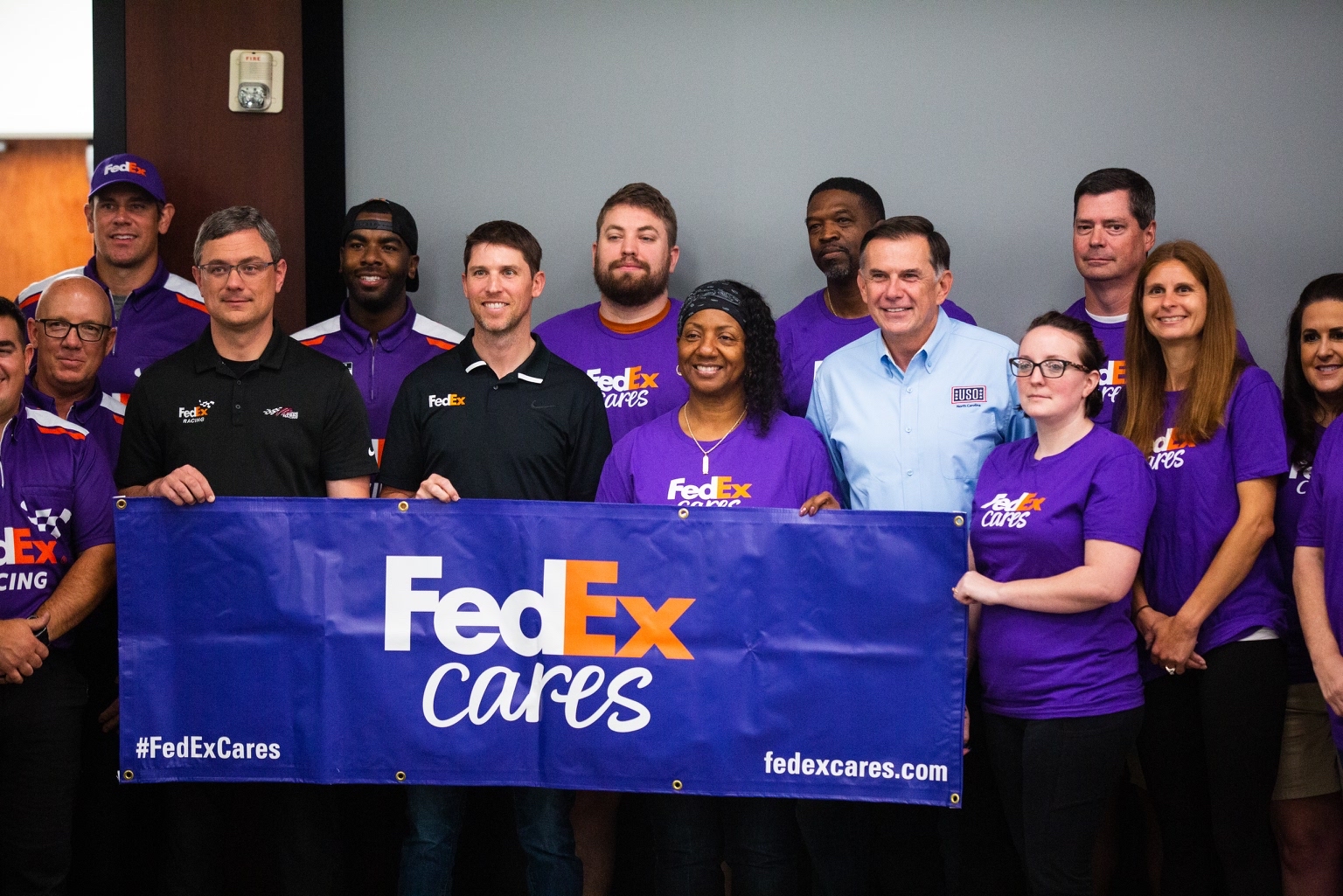 fedex employee uniform