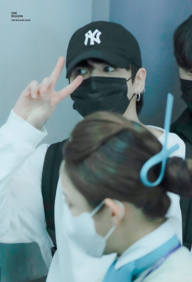 220528 INC 

정구기 브이✌🏻💜

#JUNGKOOK #JJK #정국 #BTS     <a href="/BTS_twt/">방탄소년단</a>