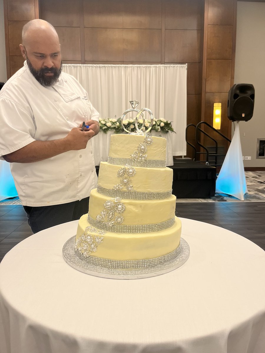 MBirkenholtz's tweet photo. I think I was more upset than the bride about this cake 😅😳 https://t.co/2CdcRs2hci