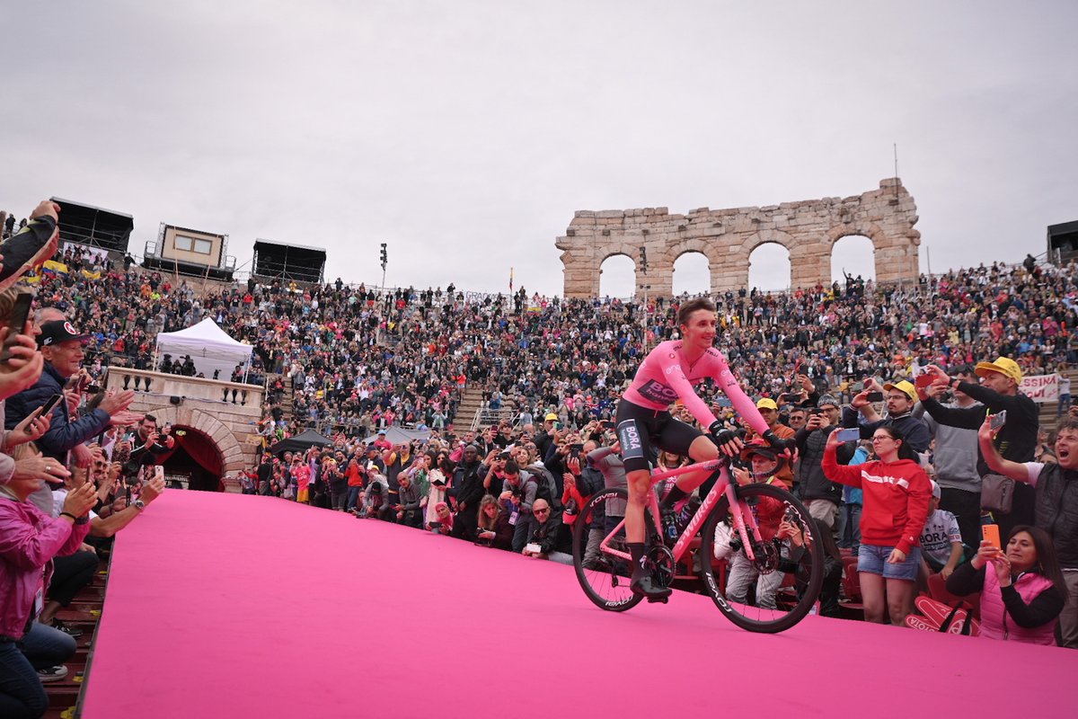 giroditalia's tweet photo. 💗 Giro d'Italia 2022 | Stage 2⃣1⃣

🇦🇺 @JaiHindley wins the Giro d'Italia 2022!

🇦🇺 @JaiHindley vince il Giro d'Italia 2022!

#Giro https://t.co/EX1OUpWLm6