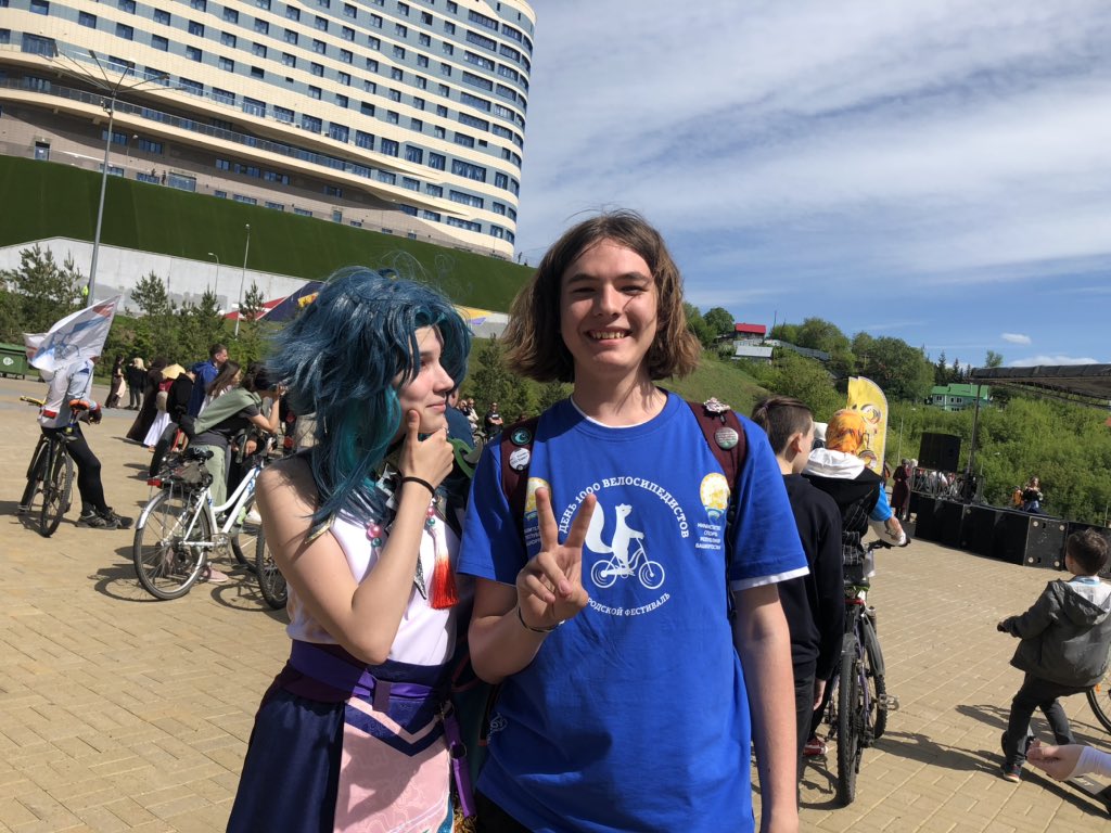 embelyesh's tweet photo. idk that people write in Twitter.

It was really hard day.
I want to eat potato. 
On photo my favourite character from GENSIN IMPACT. I don’t know who is it. 
Also, i was a volunteer on day of 1000 cyclists https://t.co/RGQmArG03r