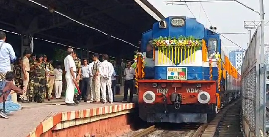 VaskarC17's tweet photo. After a long gap of two years due to the COVID-19 pandemic, passenger train services between #India and #Bangladesh will resume from today (May 29). The service'll resume today onwards with #BandhanExpress (Kolkata Khulna Kolkata) and #MaitreeExpress (Kolkata Dhaka Kolkata). https://t.co/NYHcYpxAMU