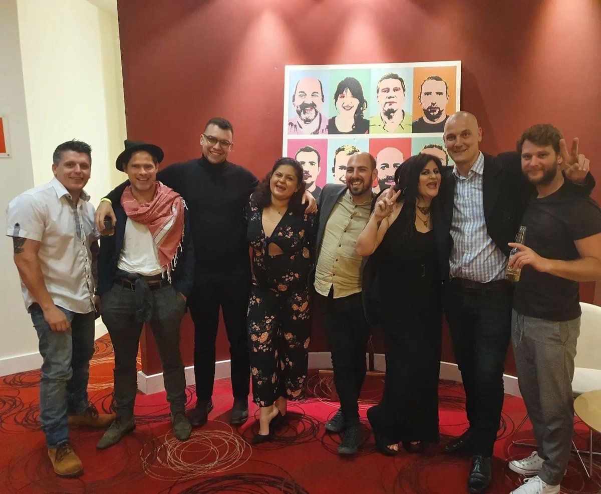 vShowcards.com tweet media