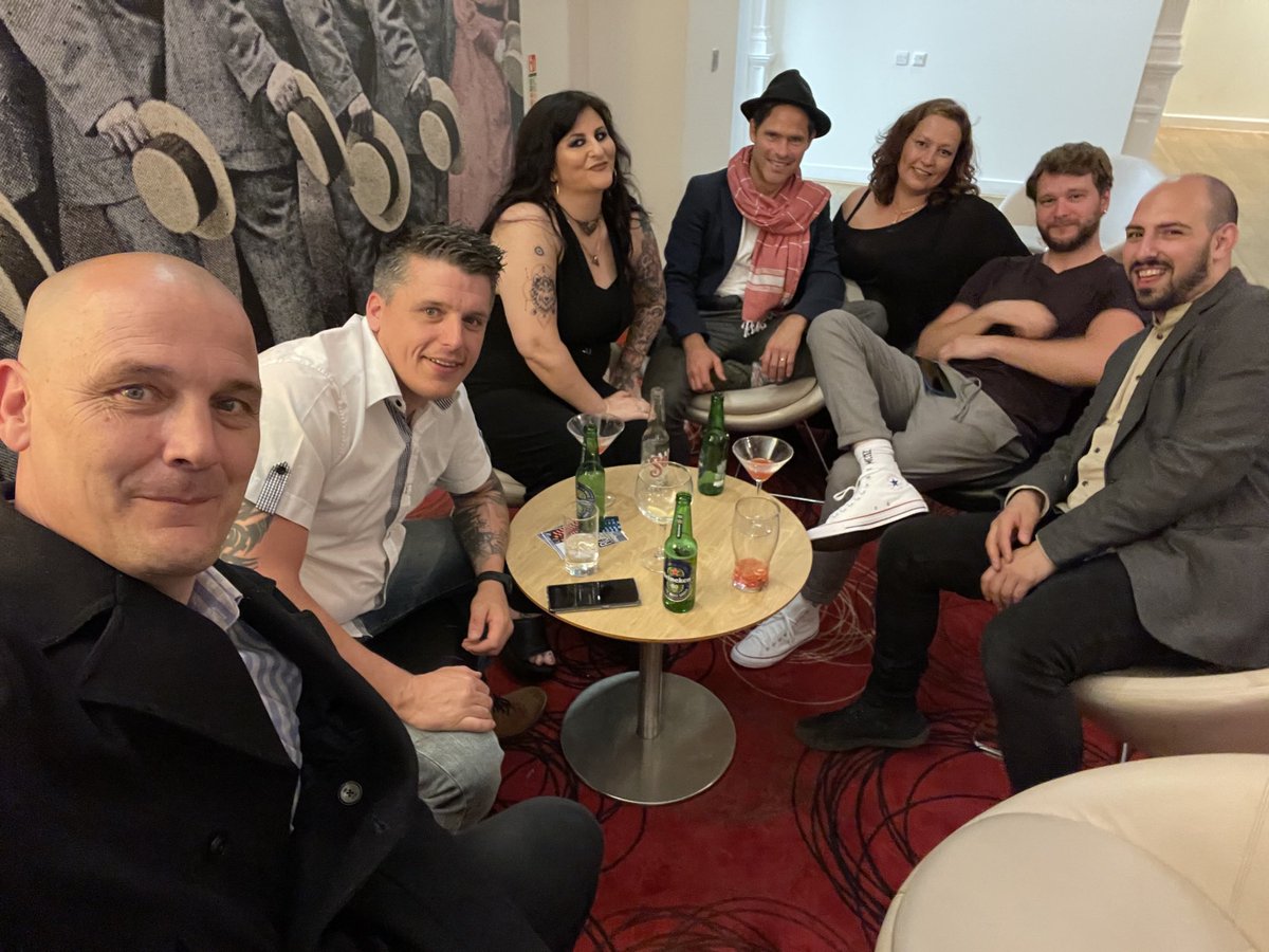 vShowcards.com tweet media