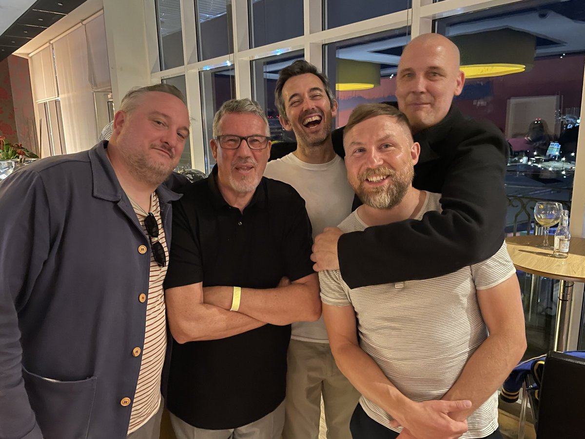 vShowcards.com tweet media