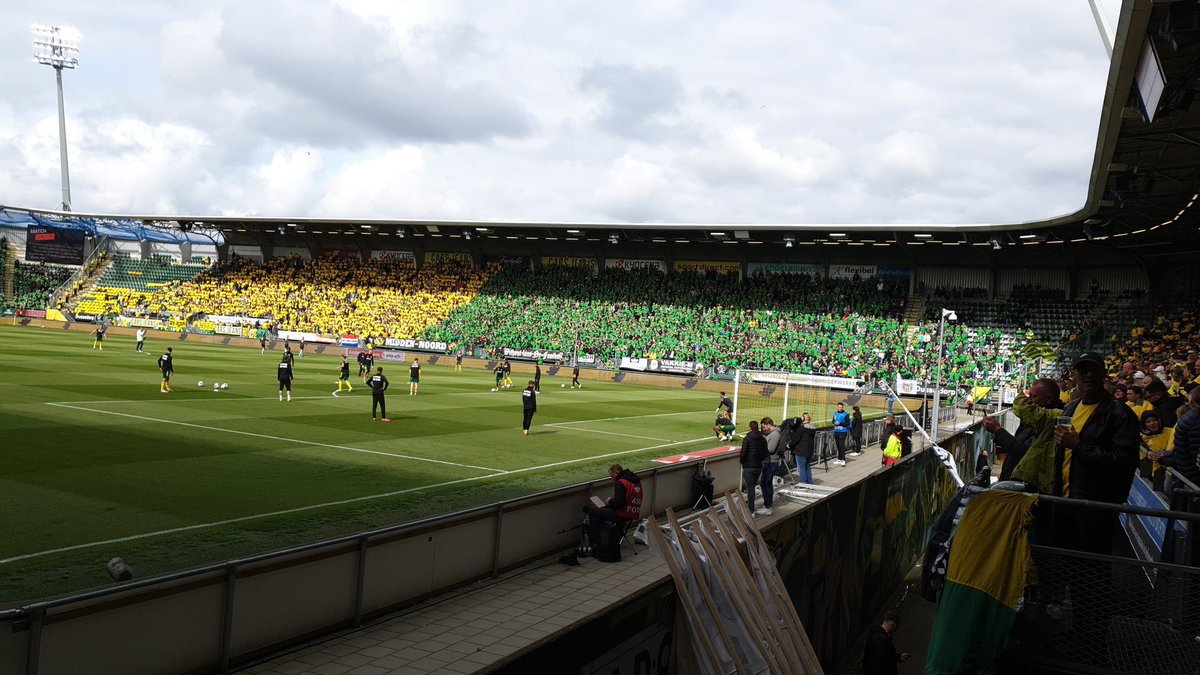 straatway's tweet photo. 7 bezoekers op de blindentribune van ADO Den Haag in de Maatschappij en allemaal in het geel in vak d - e https://t.co/t57YSmOuiU