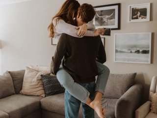 bbyyoungx's tweet photo. Baru pulang langsung digendong waktu miu pamerin hasil usg kkk. Digendong ke kamar mau iyum iyum miu katanya 😆
Sampe dikamar langsung minta cium terus liatin hasil usg nya sambil senyum-senyum mas rexy kkk. 

"Baru 7 minggu udah bisa jadi obat capeknya papa ya" 
🠾? https://t.co/lLaQHlSyWm