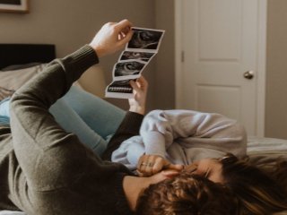 Baru pulang langsung digendong waktu miu pamerin hasil usg kkk. Digendong ke kamar mau iyum iyum miu katanya 😆
Sampe dikamar langsung minta cium terus liatin hasil usg nya sambil senyum-senyum mas rexy kkk. 

"Baru 7 minggu udah bisa jadi obat capeknya papa ya" 
🠾?