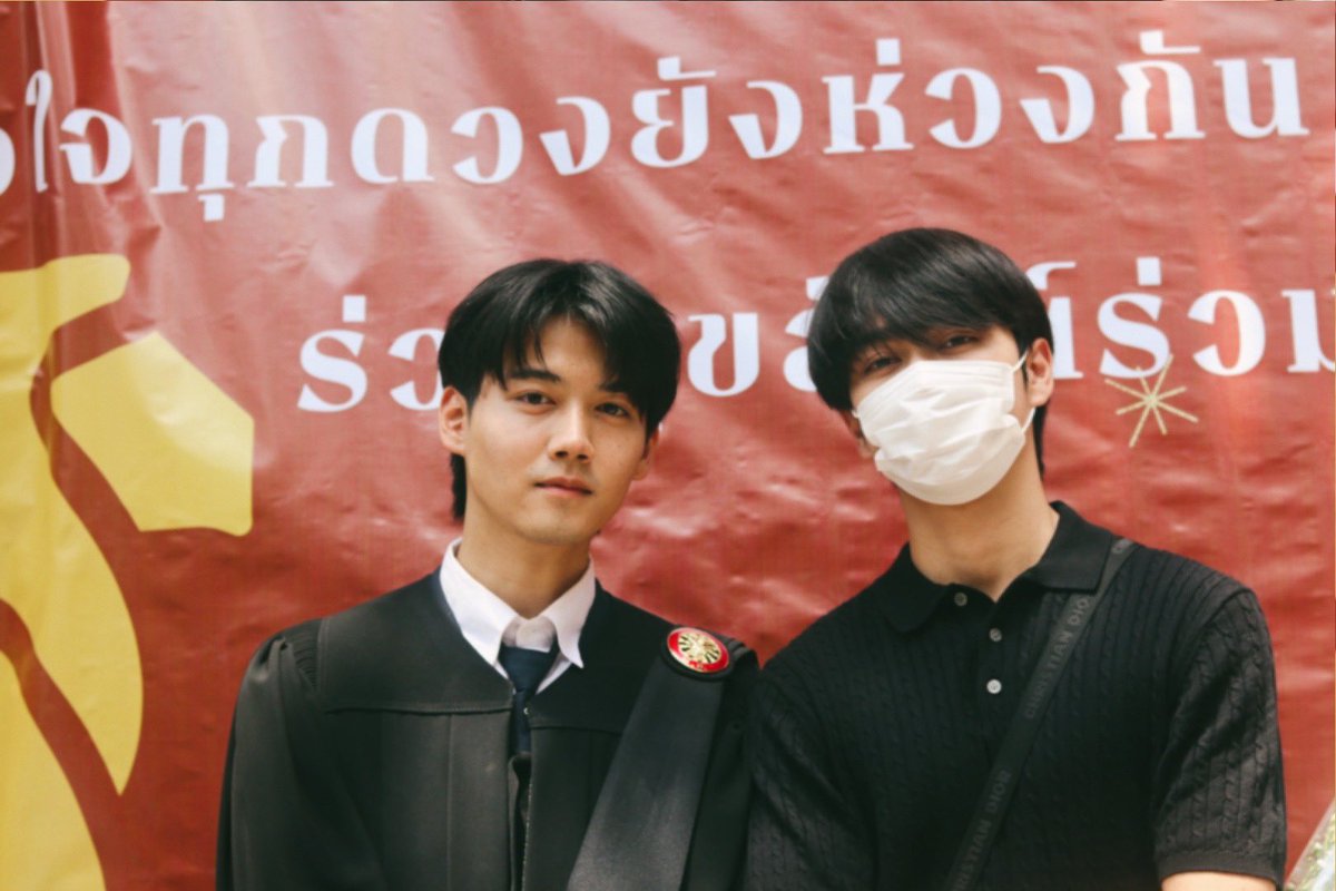 gaemskan861015's tweet photo. ที่มองหน้านี่อยากมีเรื่อง หรืออยากมีรัก เอาดีๆ @capitalfluke @besevboom
(ฟลุ๊คบูม said : อยากมีเรื่องค้า)
#FlukePusit
#FlukePusitGraduated
#เยลลี่บูม #besevboom https://t.co/s9F4E9d5nL