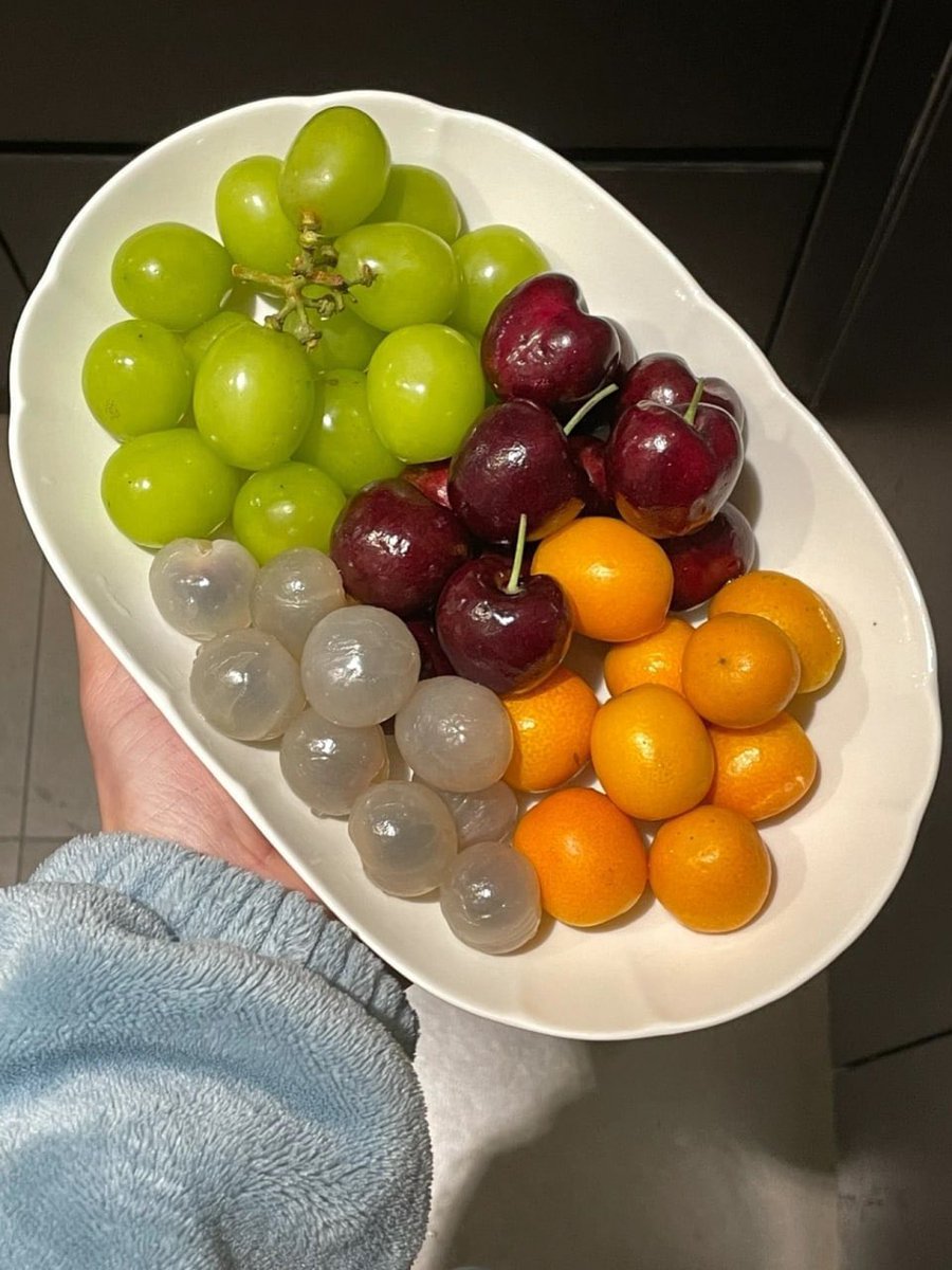 Arina8188's tweet photo. 深夜に果物を少し食べると太りますか？ ははは https://t.co/cSrFu9ggAB