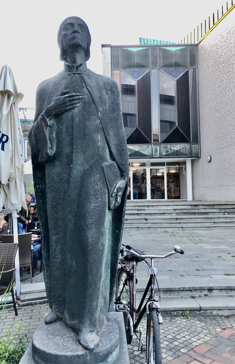 Het enige standbeeld boven de Alpen van @DanteAlighieri @GianninoCastiglioni van deze omvang , staat sinds 1965 in #Krefeld . Onthuld ter gelegenheid van het toen 100 jarig bestaan van het @DeutscheDante-Gesellschaft!