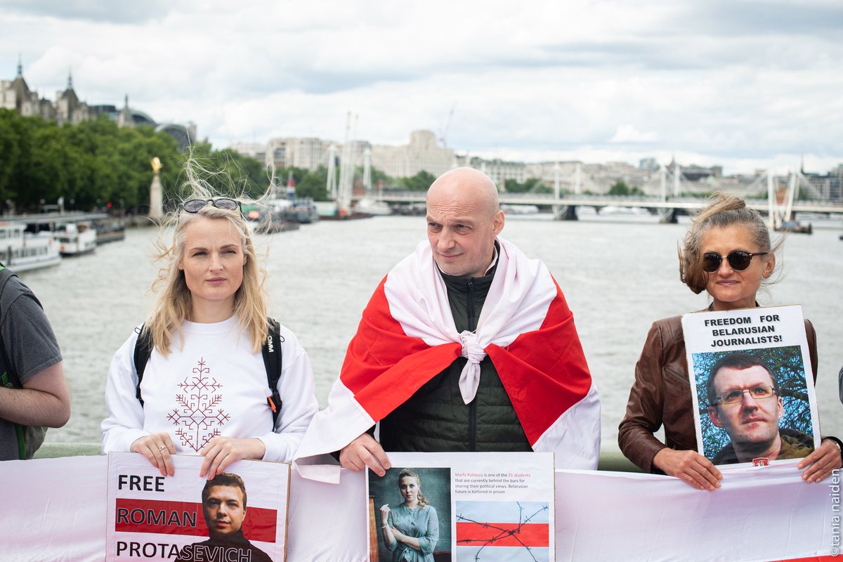 belarusinuk's tweet photo. More photos from solidarity chain with Belarusian political prisoners. 
More on ways to help: https://t.co/l3FUY6Inpy
#SupportBelarus #BelarusFeedom #freepoliticalprisoners #freedom #stopdictatorship #togetherwewillwin https://t.co/fBER4HoHTI