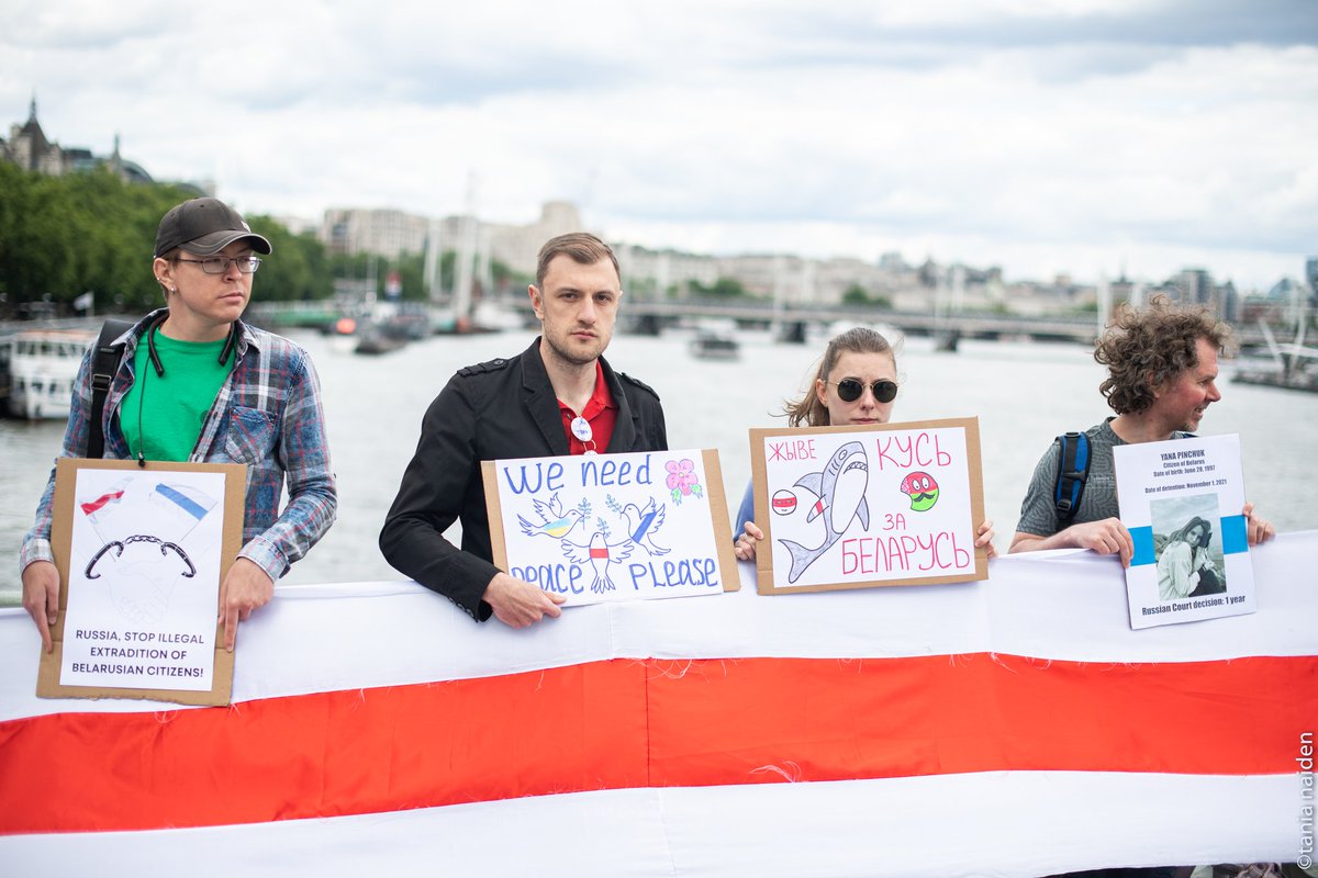 belarusinuk's tweet photo. More photos from solidarity chain with Belarusian political prisoners. 
More on ways to help: https://t.co/l3FUY6Inpy

#SupportBelarus #BelarusFeedom #freepoliticalprisoners #freedom #stopdictatorship #togetherwewillwin https://t.co/GWVXU7l6R7
