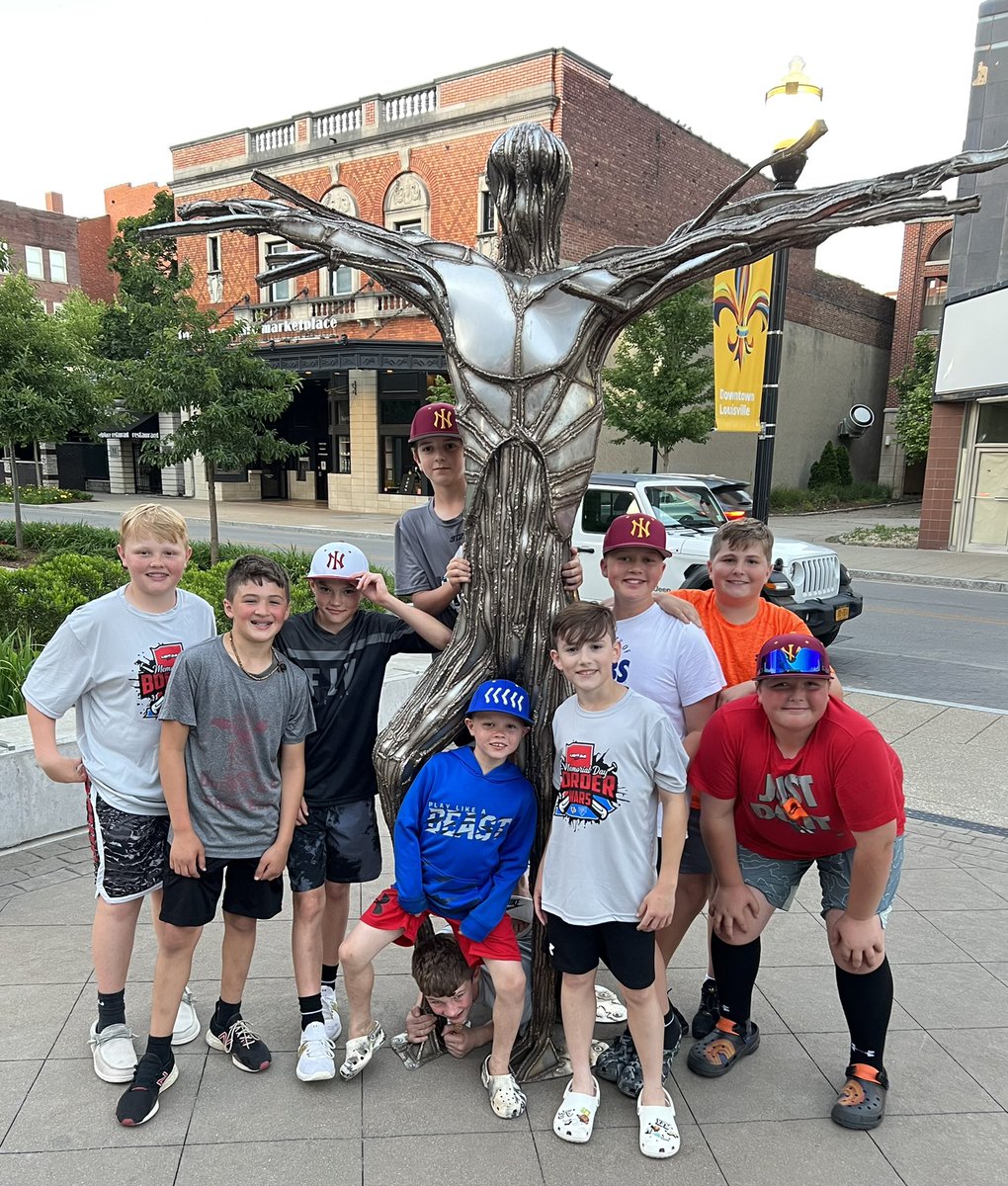 2028NitroGold's tweet photo. After going 1-1 in Border Wars pool play, most of the team enjoyed hanging out in downtown Louisville for dinner and leapfrog! https://t.co/yhAfGA3FKd
