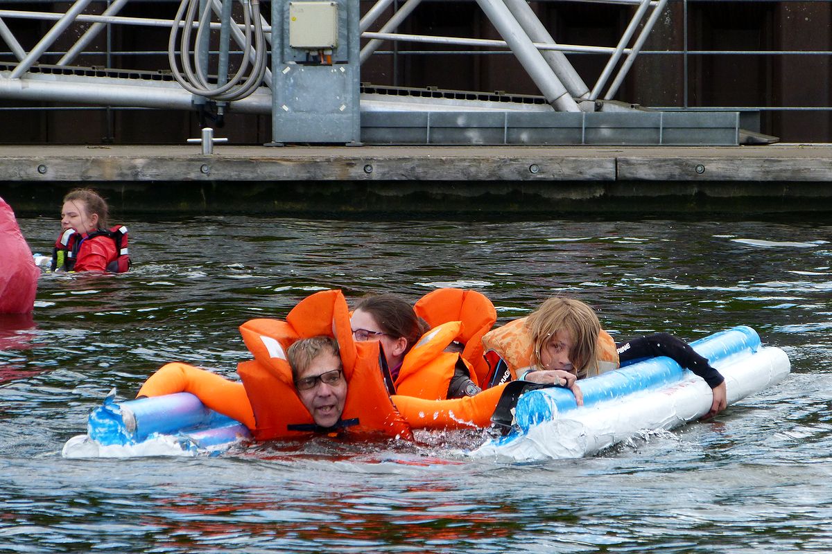 Olaf_HB's tweet photo. hier ist schon mal der nächste schwung von 4 #fotos, welche mein kollege kevin & ich bei der gestrigen #pappbootregatta im #vegesacker #hafen gemacht haben... ;-) viel #spaß damit! :-) https://t.co/ouzlhuSUVi