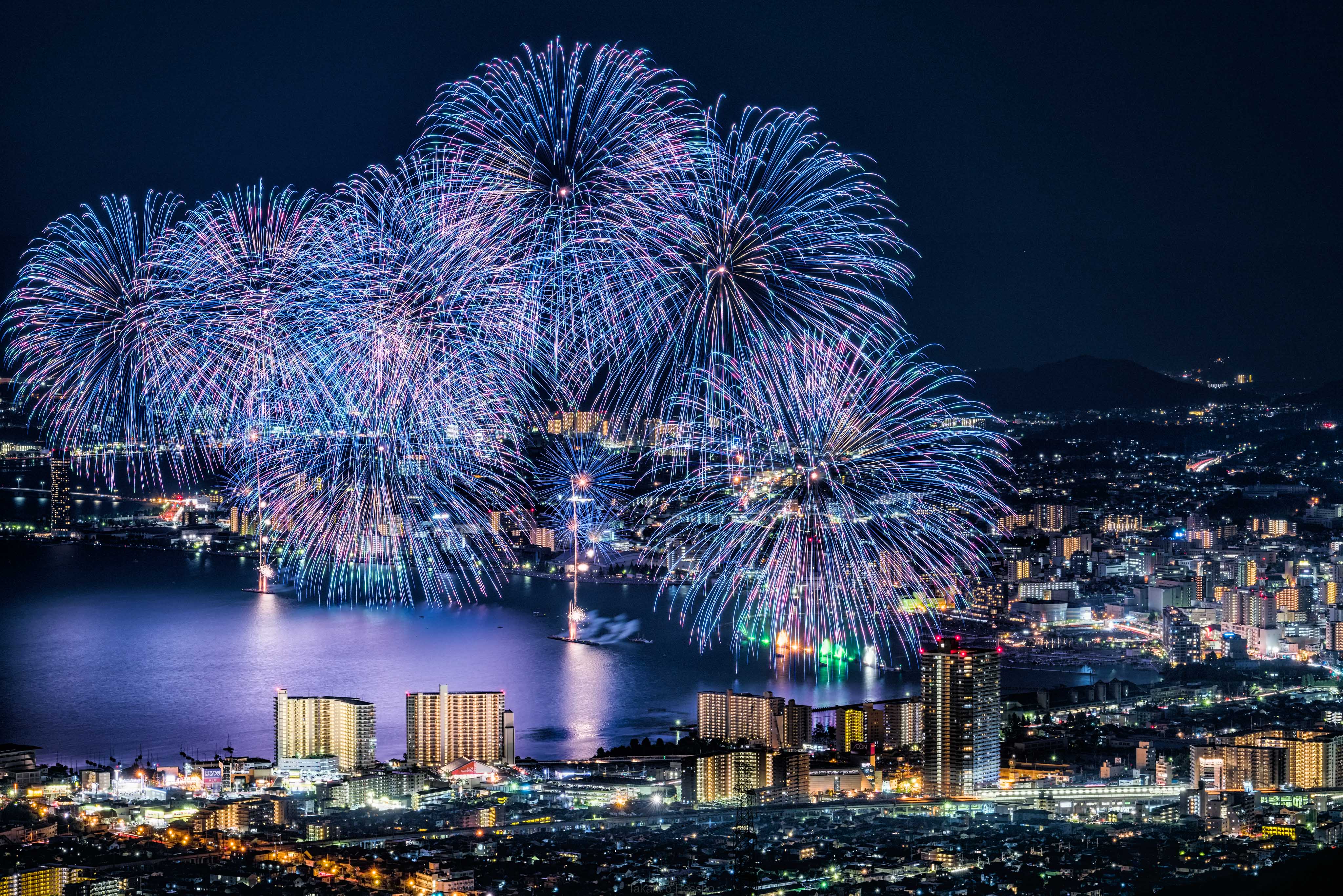 تويتر 別所隆弘 Takahiro Bessho على تويتر 今年は中止が決まってる地元の琵琶湖花火大会だけど 僕にとってはやはり 世界で一番美しい花火なんです だから毎年 違う場所を探して撮るのが僕のライフワークの一つなんですよね 来年の再開を願って T Co
