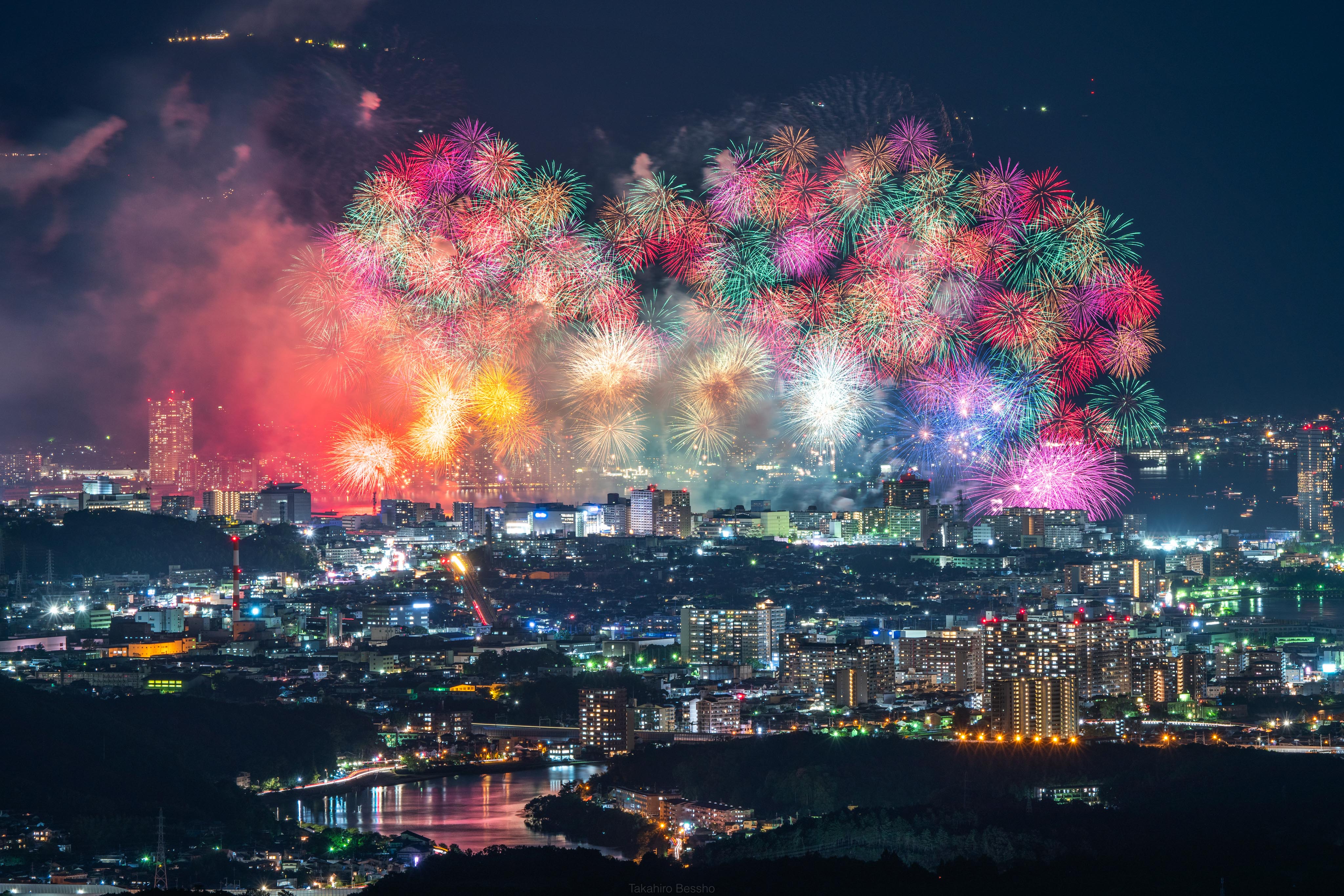 تويتر 別所隆弘 Takahiro Bessho على تويتر 今年は中止が決まってる地元の琵琶湖花火大会だけど 僕にとってはやはり 世界で一番美しい花火なんです だから毎年 違う場所を探して撮るのが僕のライフワークの一つなんですよね 来年の再開を願って T Co