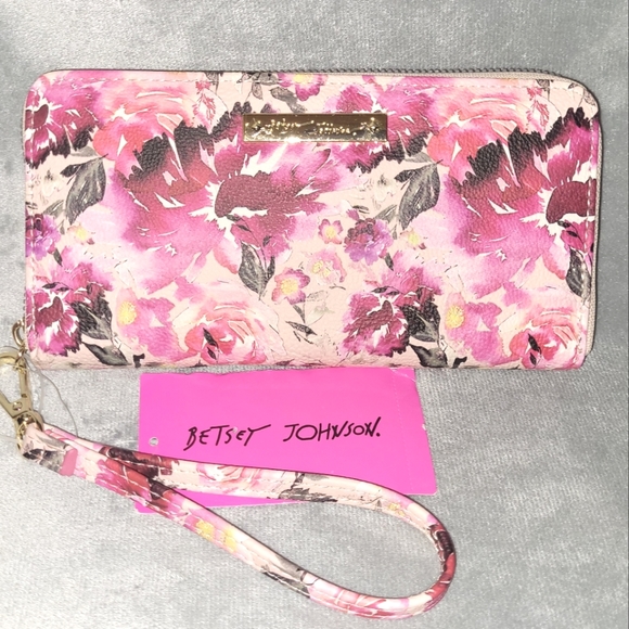 ShopZOOMnow's tweet photo. So good I had to share! Check out all the items I'm loving on @Poshmarkapp #poshmark #fashion #style #shopmycloset #betseyjohnson #juicycouture: https://t.co/NkRMFOGFFj https://t.co/LD7B2GH4WD