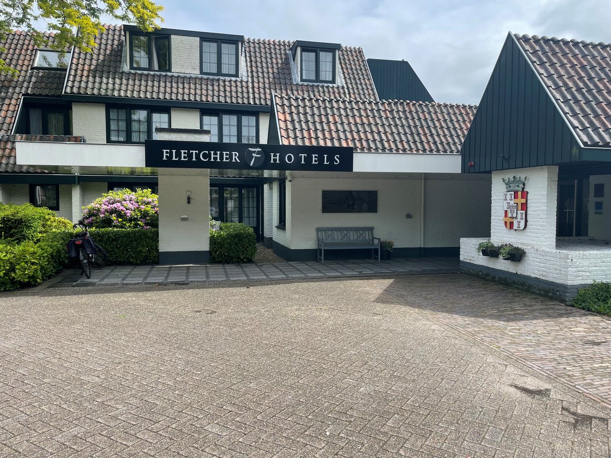 FletcherFootbal's tweet photo. Vitesse @MijnVitesse speelt vandaag de return play-off wedstrijd tegen AZ Alkmaar voor een ticket om Europees voetbal ⚽

Voorafgaand aan de wedstrijd was #Vitesse te gast bij Fletcher Hotel De Klepperman in #Hoevelaken voor een #sportmaaltijd 😃

#azVIT #PlayOffs #deklepperman https://t.co/WhtTGe07Px