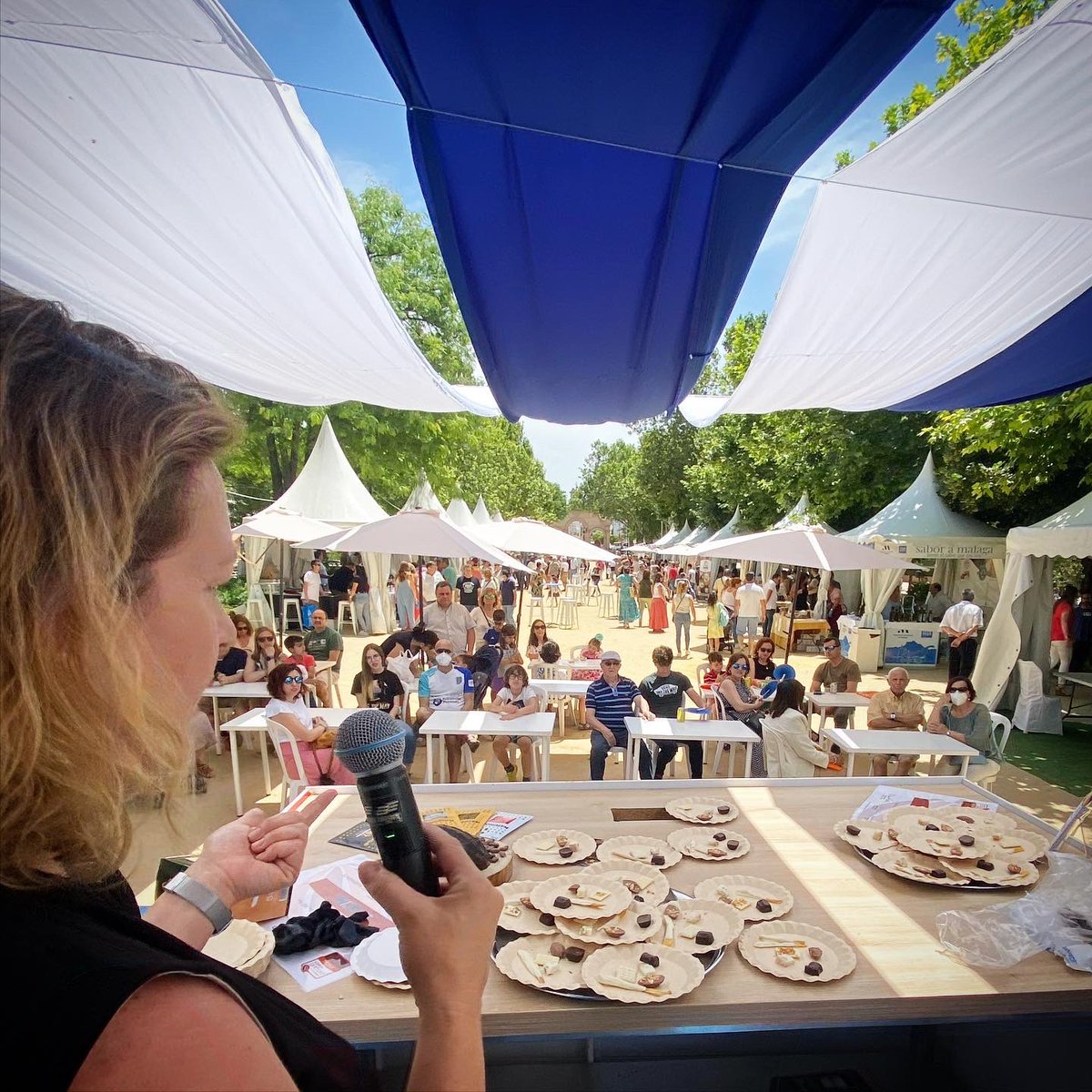 SaboraMalaga's tweet image. Cata de chocolates, vino (Apiane de SCAA Virgen de la Oliva), ¡y queso de Argudo! Con @Maychoco_ en #Antequera 💙