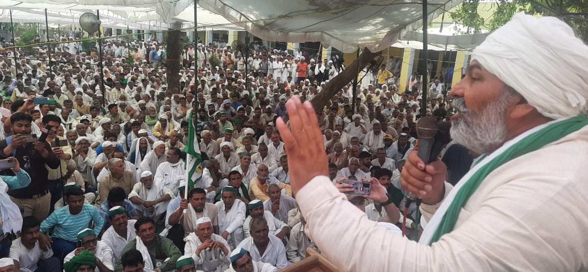 RakeshTikaitBKU's tweet photo. आज मुजफ्फरनगर के काकड़ा गांव में आयोजित किसान- मजदूर सर्वखाप महापंचायत में हिस्सा लिया साथ में खापों के चौधरी, थाम्बेदार व सर्वसमाज मौजूद रहा। खापों ने आंदोलन में बढ़-चढ़ के हिस्सा लिया उसके लिये बहुत बहुत धन्यवाद ।
@ANI 
@PTI_News 
@DainikBhaskar 
@AmarUjalaNews https://t.co/BsMHHVOmbx