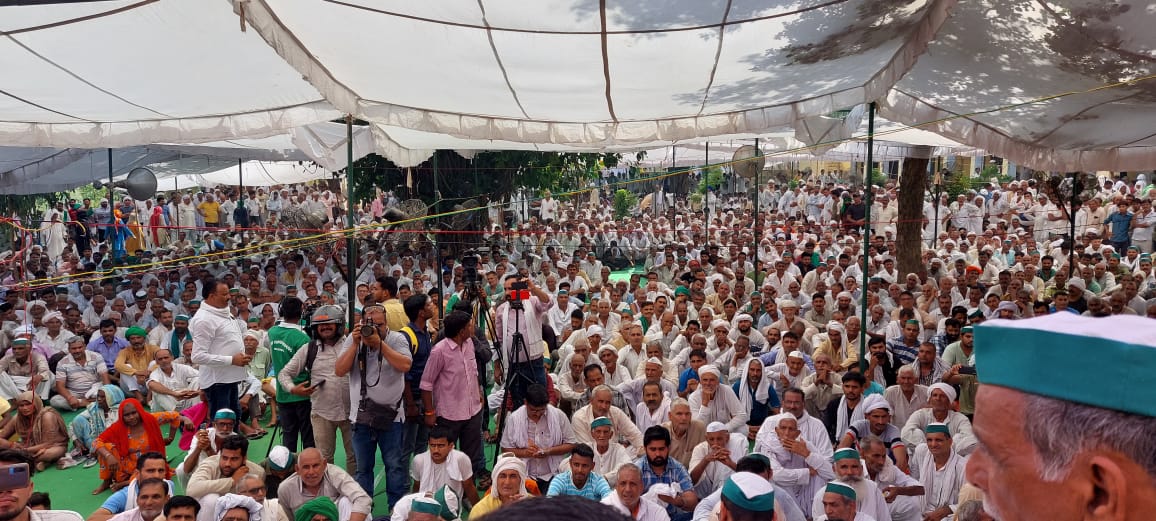 RakeshTikaitBKU's tweet photo. आज मुजफ्फरनगर के काकड़ा गांव में आयोजित किसान- मजदूर सर्वखाप महापंचायत में हिस्सा लिया साथ में खापों के चौधरी, थाम्बेदार व सर्वसमाज मौजूद रहा। खापों ने आंदोलन में बढ़-चढ़ के हिस्सा लिया उसके लिये बहुत बहुत धन्यवाद ।
@ANI 
@PTI_News 
@DainikBhaskar 
@AmarUjalaNews https://t.co/BsMHHVOmbx